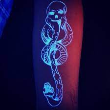 The young generation getting uv ink tattoos. Tatuajes Que Brillan En La Oscuridad 17 Jpg 620 620 Uv Ink Tattoos Uv Tattoo Black Light Tattoo