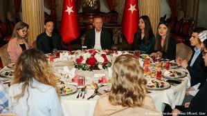 Erdogan supported ozil, saying his treatment was unacceptable after a stellar career for germany. Mesut Ozil Erdogan In Iftar Yemegine Katildi Spor Dw 19 05 2019