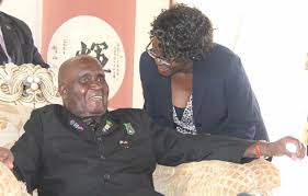 On hill lodge ⭐ , south africa, bayswater, 51 kenneth kaunda road: Dr Kenneth Kaunda With Daughter Cheswa At His House In State Lodge Picure By Tenson Mkhala Zambia News Diggers