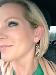 Shannon bream is an american news anchor and correspondent, she earns an annual salary of $3 million as of today, her net worth is estimated to be $10.9 million as of 2021. Shannon Bream On Twitter My Sweet Friend Janicedean Gave Me These Earrings For Being Part Of Her Beautiful Vow Renewal Sharing That Special Day Was Gift Enough Love Ya Jd Datenight Https T Co 7ukfvbaalr