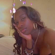 حاولت بكل جهدها لإحراجه وهو ببساطة قام بتصنيفها! 👏🏿 👏🏿 👏🏿