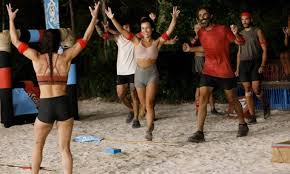 Το survivor φτάνει πλέον στο τέλος του και ο προγραμματισμός αλλάζει, αφού τις τετάρτες μέχρι τώρα βλέπαμε αγωνίσματα επάθλου και όχι ασυλίας. Survivor Diarroh 8 2 Oristiko Ayth H Omada Kerdizei To 1o Agwnisma Asylias Mple H Kokkinh Sportime Gr