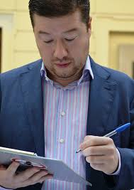 Ve francii zemřel policista, který se vyměnil za. File Tomio Okamura 2013 Jpg Wikimedia Commons