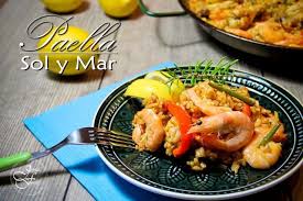 Spanische Paella Mit Hahnchen Und Garnelen Wie Im Urlaub Joyful Food Rezept Paella Spanische Paella Lebensmittel Essen