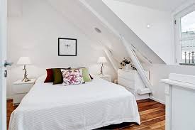 Schlafzimmer inspiration für schlafzimmer design in holzoptik. Schlafzimmer Mit Dachschrage Gemutlich Gestalten Freshouse