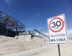 letreros preventivos de seguridad instalados en zona minera de Arequipa con alto valor reflectivo y calidad líder