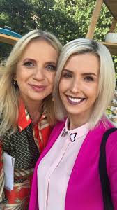 Dziś miałam okazję wystąpić w Pytanie na śniadanie 😀 opowiadałam o  pędzlach i metodach aplikacji produktów mokrych i suchych w zależności od  rodzaju włosia 😀 Koniecznie zerknijcie:  http://pytanienasniadanie.tvp.pl/38881723/naturalne-czy-syntetyczne ...