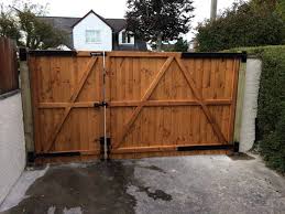Rear View Of 3 4 Split Driveway Gate Fitted Using Adjustable 24 Gate Hinges Modern Design Wood Gates Driveway Wood Fence Gates Wooden Gates Driveway