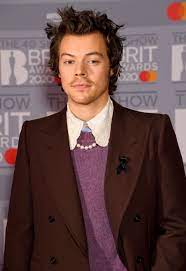 Harry styles first hit the music scene as a 2010 contestant on the british television reality singing competition the x factor.although he was eliminated relatively early, he returned to the program as a member of the newly formed boy band one direction, which went on to win third place and a contract with show creator simon cowell's record label. Harry Styles Pays Tribute To Caroline Flack At 2020 Brit Awards