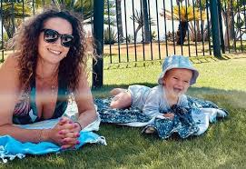 Na plaży poczuła się …. Monika Mrozowska Pozuje Z Synkiem W Basenie Fanka Czemu W Dlugim Rekawku
