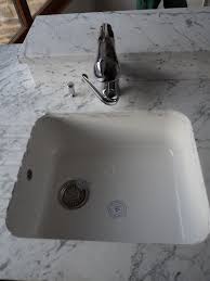 Cuve D Evier En Ceramique Collee Sous Le Plan En Marbre De Carrare Evier Cuisine Ceramique Evier Sous Plan Objet Decoration