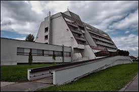 Vodná plocha má po oboch stranách vybudované prístupové cesty, dva autokempingy. Hotel Maj Piestany SÄºnava Mapio Net