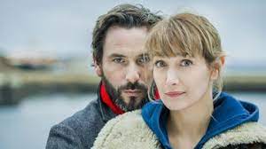 Acteur prolifique, sagamore stévenin a multiplié les rôles à la télévision au cours des dernières années, dont la série falco. Sagamore Stevenin Et Caroline Anglade En Couple Dans Meurtres En Cornouaille Menent L Enquete