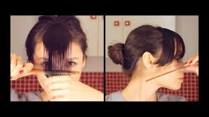 Peina el cabello, sujeta el peine con el dedo pulgar y cuando tengas la guía corta las puntas. Trucos Para Cortarse El Pelo En Casa Faro De Vigo