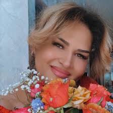 С высоко гордой головой Шла девушка Сквозь врагов строй. Они свистели и  шипели, Другое ведь и не умели. Глаза у девушки сияли. О если бы враги те  знали, Что на вид хрупкий