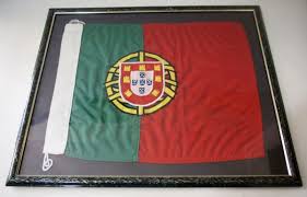 De acordo com a lei de cada país. Antiga Bandeira De Portugal Emoldurado Com Vidro Fronta