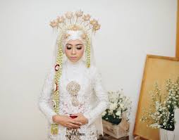 Riasan pengantin jawa muslimah atau riasan pengantin jawa berhijab (riasan pengantin jawa berjilbab) ini tidak melanggar ciri khas dari budaya jawa dalam tata rias pengantin karena dengan menggunakan hijab atau jilbab mereka tetap dapat menggunakan ciri khas pengantin jawa seperti. Javanese Pride Pengantin Wanita Gaun Perkawinan Pengantin Berhijab