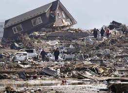 Der inhaber eines spirituosengeschäfts räumt nach einem starken erdbeben in seinem geschäft auf. Tsunami Warnung Nach Erdbeben Vor Japan Welt