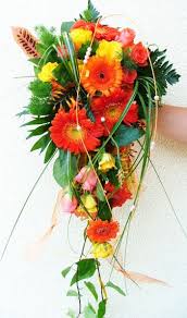 In der sprache der blumen gerbera steht white gerbera in einer hochzeit bouquet. Brautstrausse Brautstrauss Hochzeit Tropfen In Gelb Orange Blumenspezi