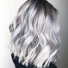 Coloration Silver Platinium Voici La Nuance De Gris La Plus Demandee Chez Le Coiffeur Cette Saison Cheveux Argentes Balayage Blond Platine Cheveux Bleus