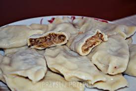 Ciast na pierogi jest ręcznie rolowane, a pierogi te nie posiadają nadzienia. Pierogi Z Kapusta Kiszona I Grzybami Przyslijprzepis Pl