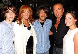 Jun 07, 2021 · bei der jungen springreiterin handelt es sich um jessica springsteen. Bruce Springsteen Ehefrau Vermogen Grosse Tattoo Herkunft 2021 Taddlr