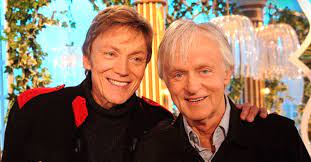 Entre le chanteur et l'auteur, c'est en effet une très longue histoire d'amour, ils se fréquentent depuis près de cinquante ans ! Dave A 77 Ans Zoom Sur Sa Vie Privee Avec Patrick Loiseau Depuis 50 Ans