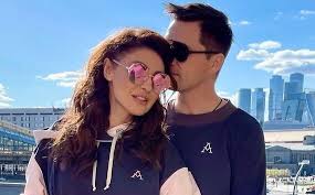 Анастаси́я васи́льевна матвейчук — российская актриса театра, кино и дубляжа, певица, фотомодель, телеведущая. Anastasiya Makeeva Roman Ne Prekrashaet Soderzhat Detej Moskovskie Novosti Moskovskij Biznes Portal