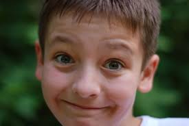 Frank Cara De Niño Con Luz Cejas Elevadas Y Una Amplia Sonrisa, Close-up  Fotos, retratos, imágenes y fotografía de archivo libres de derecho. Image  3271068