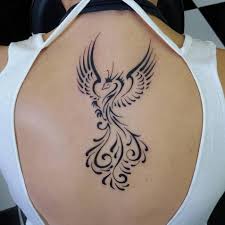 Tiene rasgos faciales femeninos relativamente elegantes, y una complexión mucho más ligera que la de otros hombres del pilar. 29 Tatuajes Del Ave Fenix Con Significado Para Mujeres Y Hombres