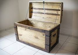 El como hacer un baúl de medidas 60x35x45 cuyos materiales sonlos materiales usados para la estructura :angulo de 1 1/2 in. Cofre O Baul Hecho Con Palets Cofre De Madera Baul Baul De Madera
