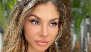 Holly Valentine's Instagram, Twitter & Facebook