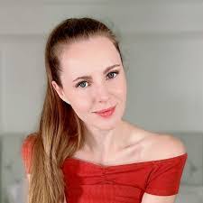 Elena Ross's Instagram, Twitter & Facebook