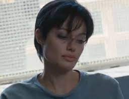 1997 angelina jolie sfoggia capelli corti e scuri, in linea con i trend della decade del grunge. My Fav Hairstyle Angelina Jolie Short Hair Angelina Jolie Hair Angelina Jolie