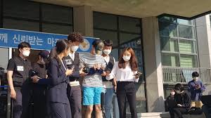 강간 수법도 잔인해서 구멍이라는 구멍은 전부 손상되어 있었다고 함 (눈 코 입 귀 유럽내에서도 루마니아 욕 엄청 먹음 소매치기,집시=루마니아로 인식하던데. ë‰´ì‹œìŠ¤