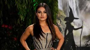 Kit's father is from a prominent family, with the haringtons deriving their name from their estate, a lordship in cumberland. Kit Harington Emilia Clarke Real Heights Of These Hollywood Celebrities Will Surprise You