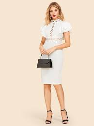 Robe en crêpe pour femme encolure v, sans manches volants fantaisies aux emmanchures ornés de studs en métal découpe hanches. Robe A Manche Volantee Exageree En Dentelle Robes Sans Manche Idees Vestimentaires Robe