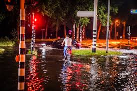 Na een paar zonnige dagen, sloeg het weer in onze provincie vrijdag om. Brabant Hield Het Opnieuw Niet Droog Het Noodweer In Beeld Foto Bd Nl
