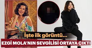Kariyerine sınıf adlı dizi ile devam eden başarılı oyuncuya mine tugay, serkan altunorak, sezgi mengi, ezgi mola gibi isimler de eşlik etmiştir. Ezgi Mola Nin Merak Edilen Sevgilisi Ortaya Cikti Iste Ezgi Mola Ve Sevgilisinin Ilk Goruntusu Galeri Magazin
