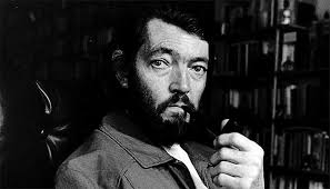 Y se queda largo rato observándolos, tanto, que el vigilante le dice que mira a los axolotl como si se los comiera con los ojos. Julio Cortazar Axolotl Lecturia