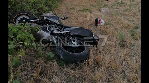 Dramma oggi intorno alle 13 a piane di montegiorgio, nei pressi del ristorante oscar e amorina, dove un giovane, originario di fuori regione, mentre era in sella alla sua motocicletta, è rimasto coinvolto in un incidente stradale dall'epilogo drammatico. Canale 7 Tv Perde Il Controllo Della Moto Muore Alle Porte Di Alberobello 21enne Fasanese