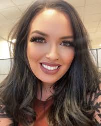 Dixie Holland's Instagram, Twitter & Facebook