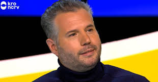 Naast het wel en wee van de feestact, laat rob de lezers ook een andere kant van zichzelf zien. Rob Kemps Stands Up For Tijl Beckand He Plays His Own Way Show Netherlands News Live