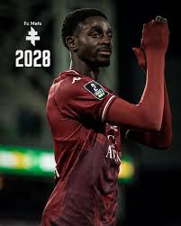 Joseph NDUQUIDI, formé au club, prolonge son contrat avec le FC Metz  jusqu'en 2028. Une étape importante qui témoigne de son intégration et de  son engagement dans le projet messin. Félicitations à