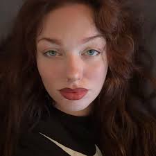 Really wish people would pick up their dog's poop 😭😭😣 every where I look  there's dog 💩 in the grass & the side walks. Please pick up the poop 😭😂