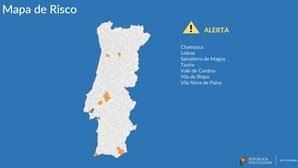 Duas personas maiores caminan polas rúas de vilagarcía (xoán malia a chegada da fase 2 do desconfinamento á galiza o pasado 25 de maio, a xa permitida apertura. Kbxhawvs915erm