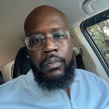 Can anyone recommend a good tattoo artist for a palm sized tattoo of this  exact image? Just the lineart like shown, the blue lines can be black too  or red would look