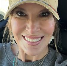 Ideal fall Sunday vibe 🍂 😌 🤎 (🔁: Lainey Wilson) Miranda Lambert