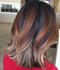 Idee Coiffure Description Meches Caramel Carre Mi Long Avec Des Meches Ondulantes Blouse Rouge Coiff Coiffure Coiffure Carre Mi Long Coupe De Cheveux