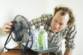 Nah, untuk lebih lengkapnya, begini yang harus anda siapkan. Cara Membuat Alat Pendingin Ruangan Menggunakan Kipas Angin Dan Air Mineral Dalam Kemasan